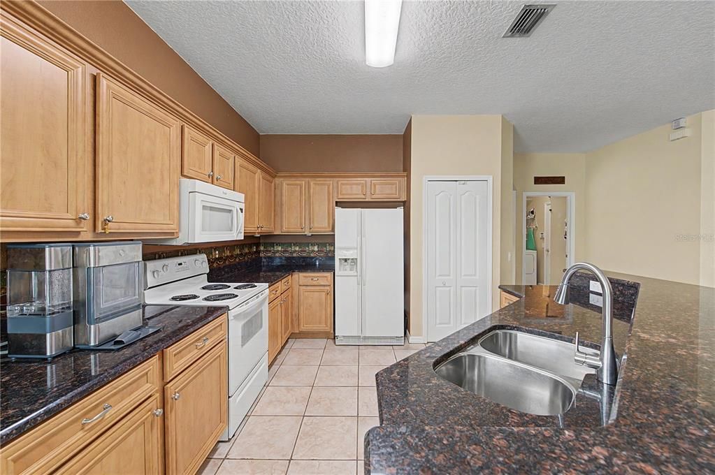 Activo con contrato: $380,000 (3 camas, 2 baños, 1776 Pies cuadrados)