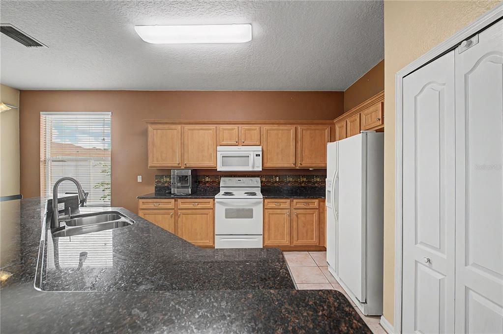 Activo con contrato: $380,000 (3 camas, 2 baños, 1776 Pies cuadrados)
