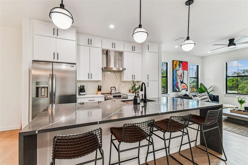 En Venta: $775,000 (3 camas, 3 baños, 2104 Pies cuadrados)