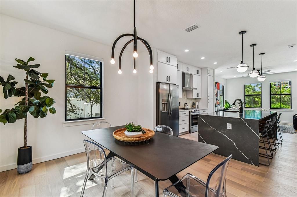 En Venta: $775,000 (3 camas, 3 baños, 2104 Pies cuadrados)