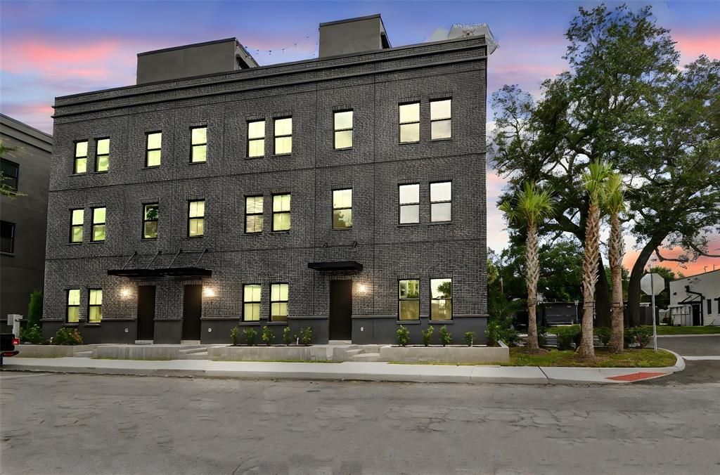 En Venta: $775,000 (3 camas, 3 baños, 2104 Pies cuadrados)
