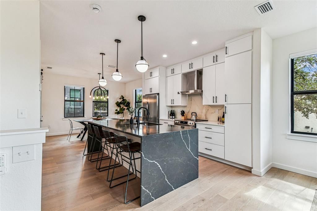En Venta: $775,000 (3 camas, 3 baños, 2104 Pies cuadrados)