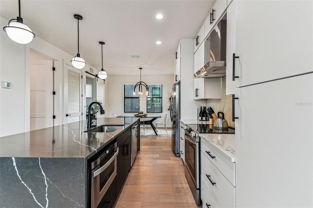 En Venta: $775,000 (3 camas, 3 baños, 2104 Pies cuadrados)