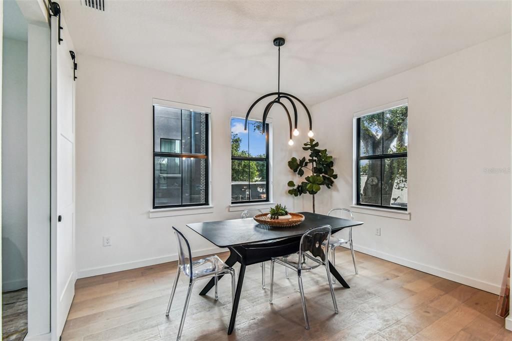 En Venta: $775,000 (3 camas, 3 baños, 2104 Pies cuadrados)