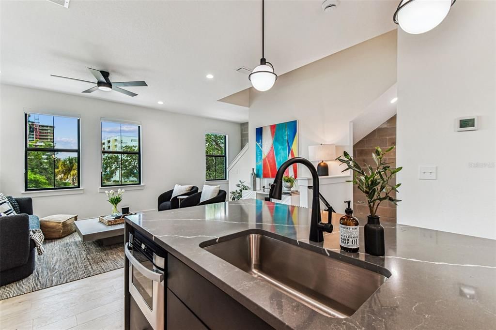 En Venta: $775,000 (3 camas, 3 baños, 2104 Pies cuadrados)