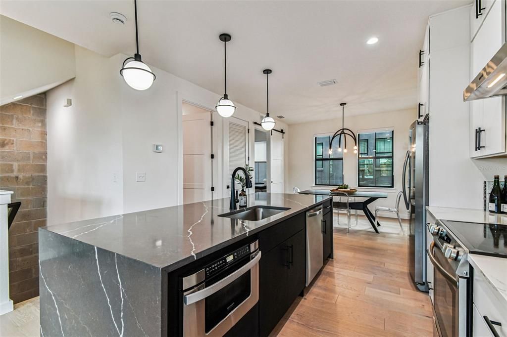 En Venta: $775,000 (3 camas, 3 baños, 2104 Pies cuadrados)