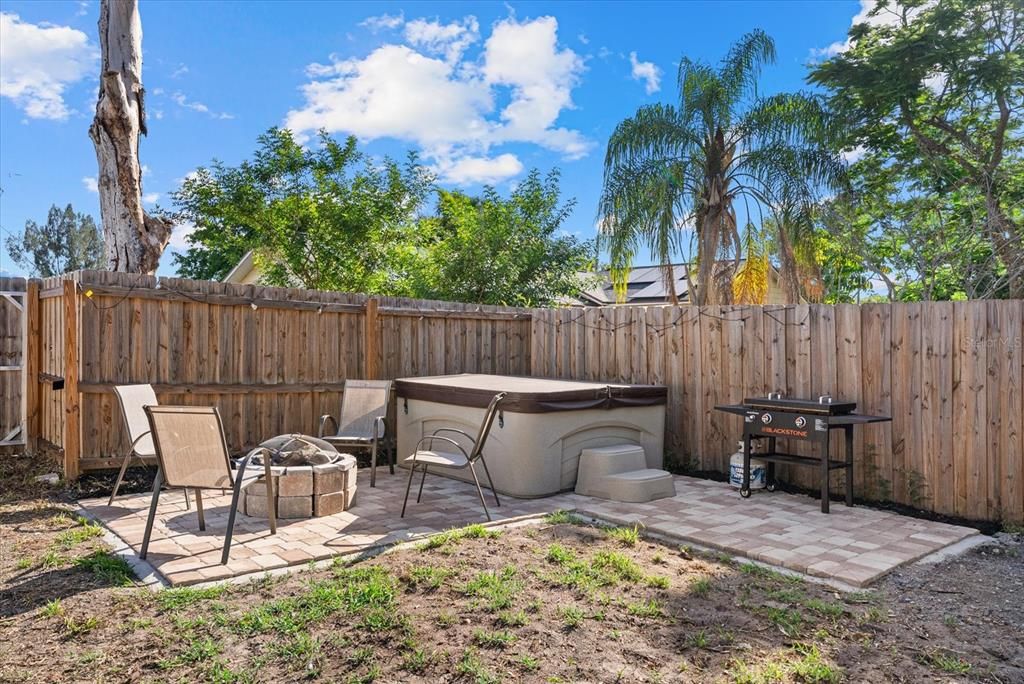 For Sale: $289,000 (2 beds, 1 baths, 864 Square Feet)
