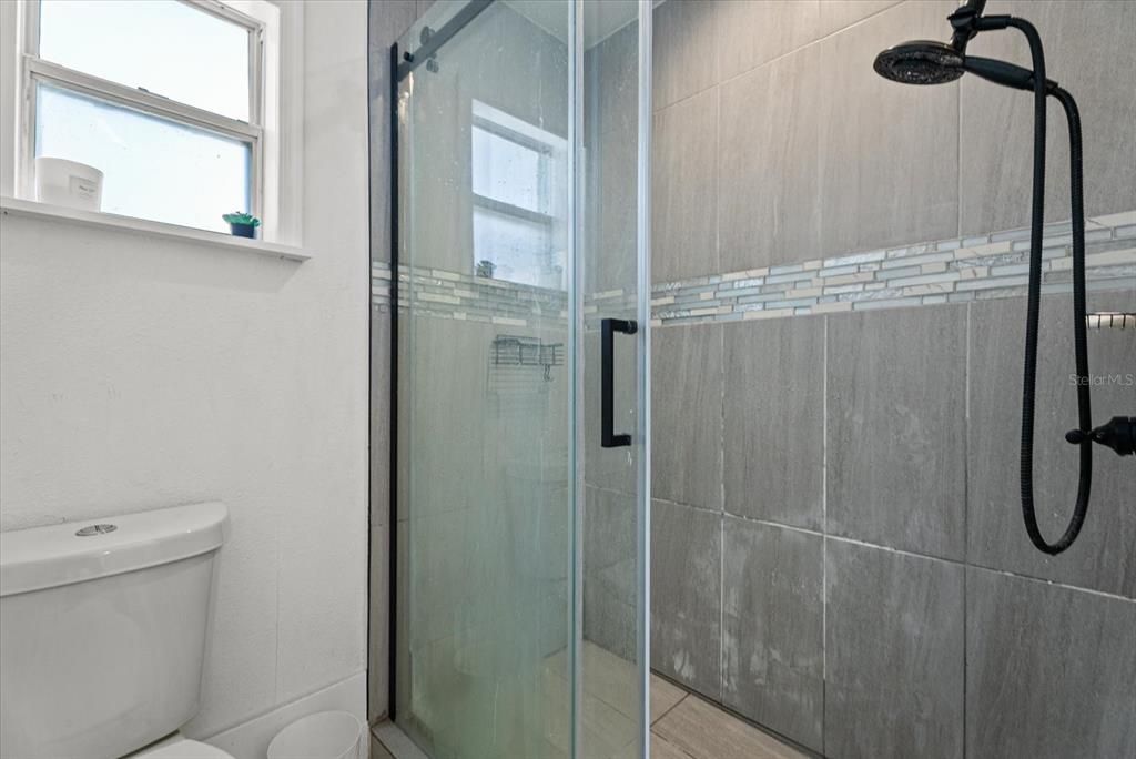 For Sale: $289,000 (2 beds, 1 baths, 864 Square Feet)