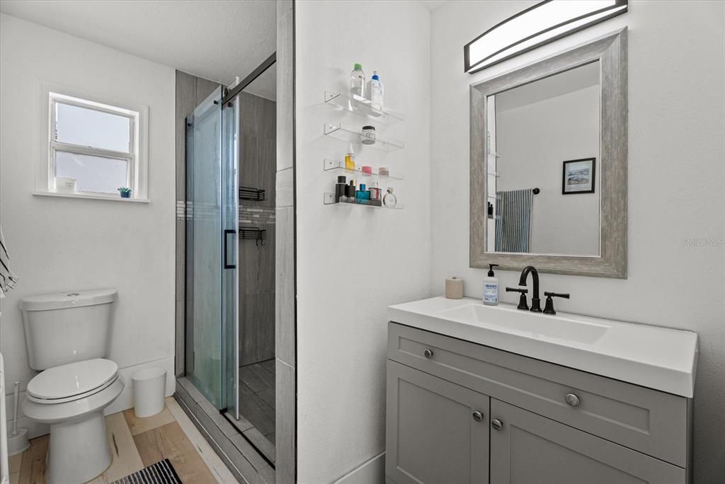 For Sale: $289,000 (2 beds, 1 baths, 864 Square Feet)