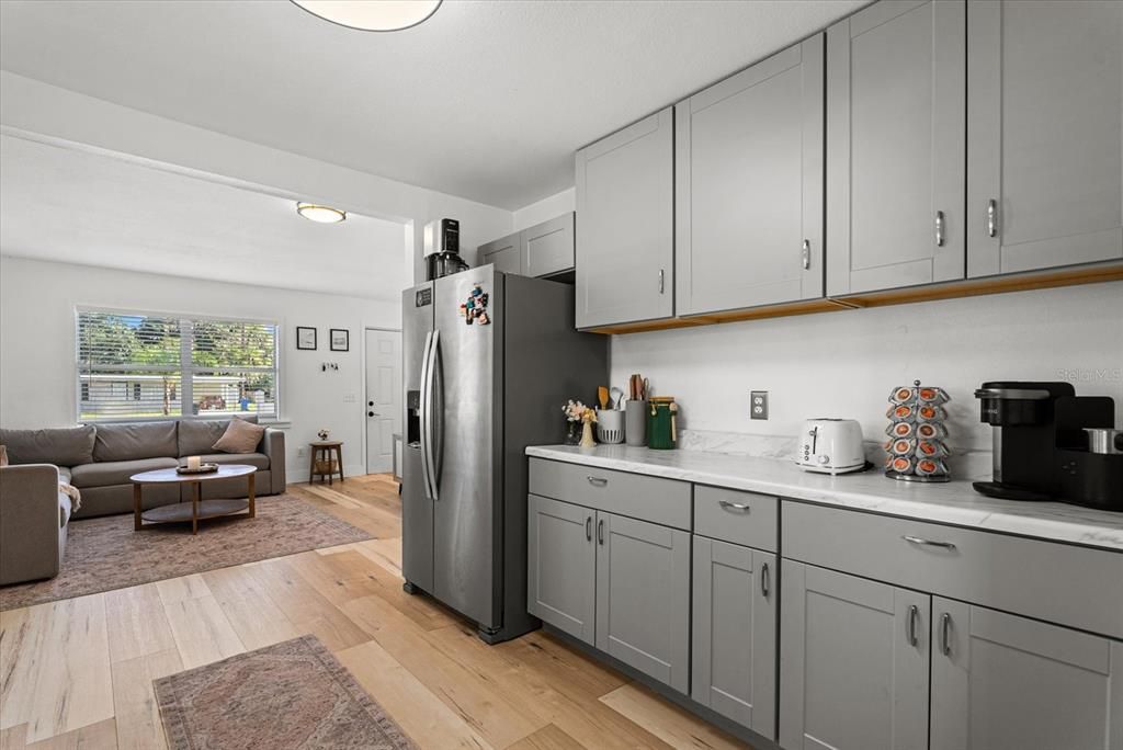 For Sale: $289,000 (2 beds, 1 baths, 864 Square Feet)