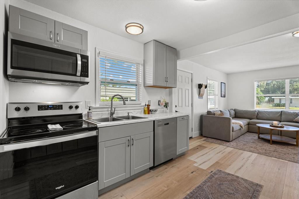 For Sale: $289,000 (2 beds, 1 baths, 864 Square Feet)