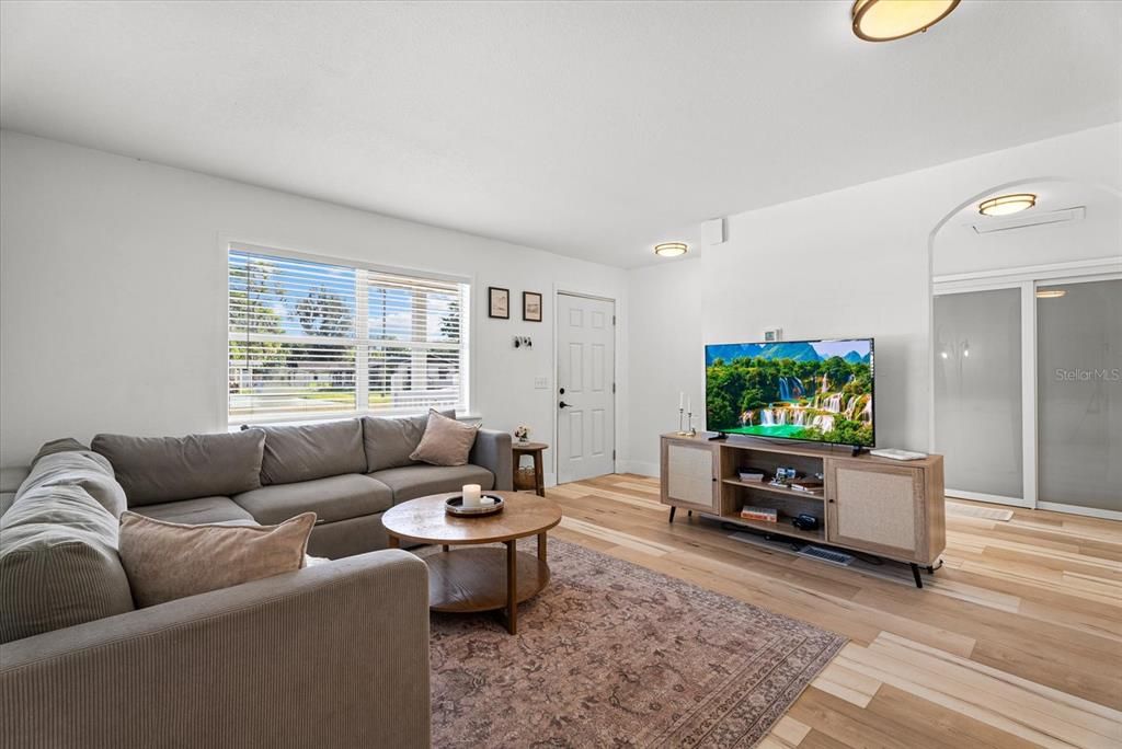 For Sale: $289,000 (2 beds, 1 baths, 864 Square Feet)