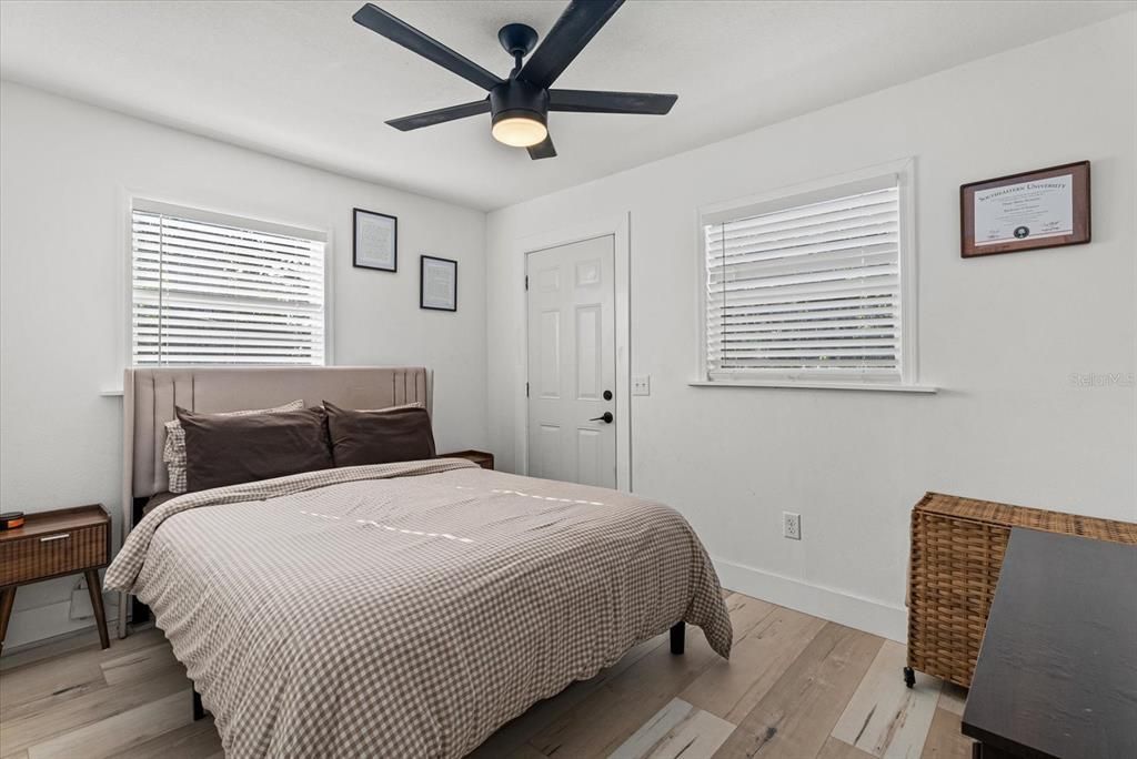 For Sale: $289,000 (2 beds, 1 baths, 864 Square Feet)