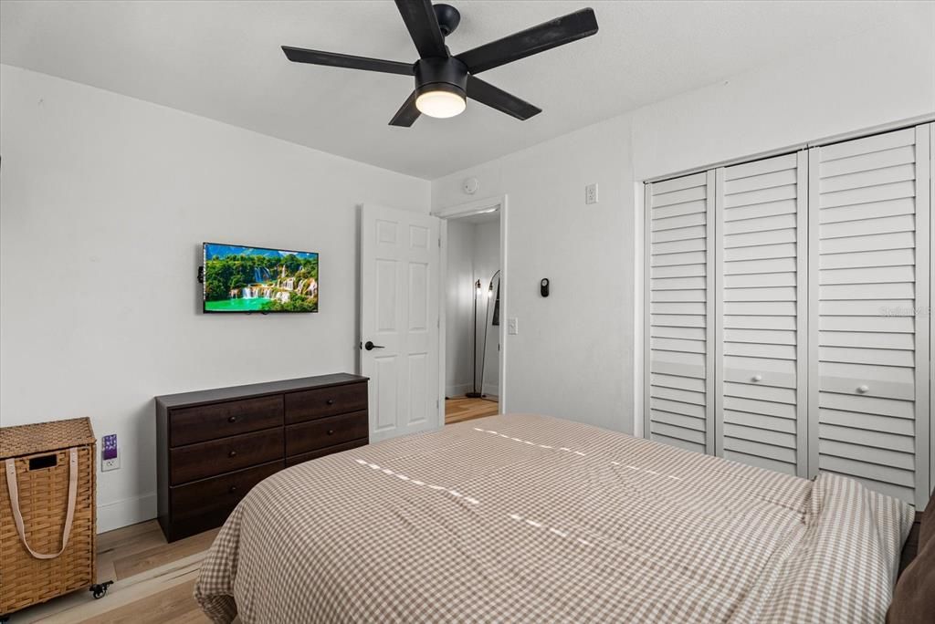 For Sale: $289,000 (2 beds, 1 baths, 864 Square Feet)