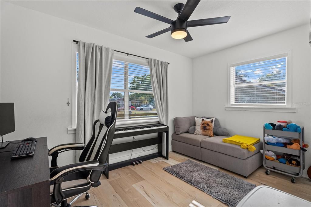 For Sale: $289,000 (2 beds, 1 baths, 864 Square Feet)