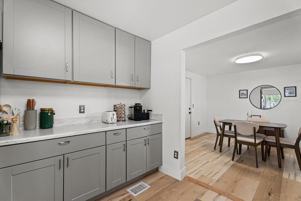 For Sale: $289,000 (2 beds, 1 baths, 864 Square Feet)