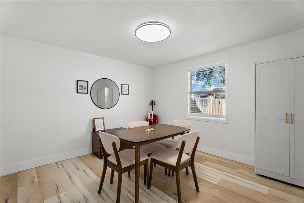 For Sale: $289,000 (2 beds, 1 baths, 864 Square Feet)