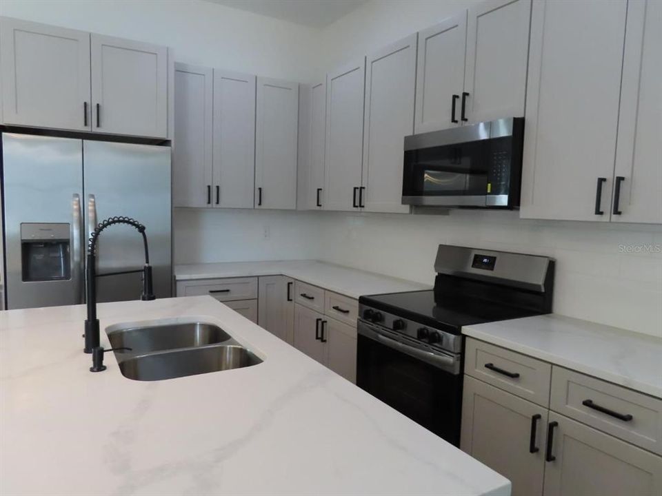 En Venta: $429,000 (4 camas, 3 baños, 1975 Pies cuadrados)