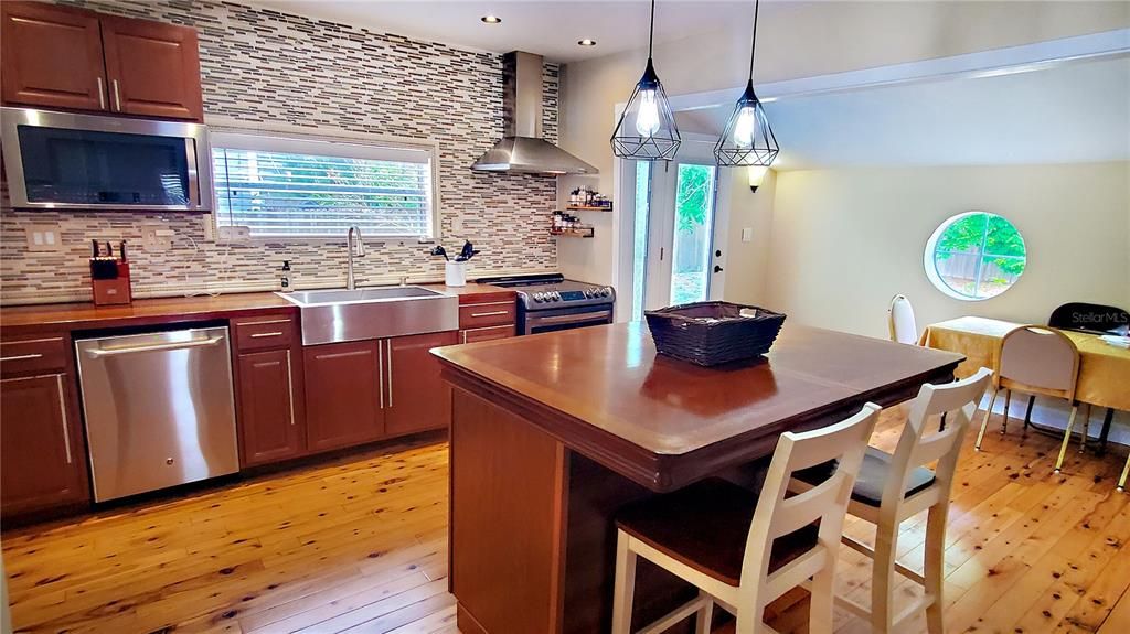 For Sale: $340,000 (2 beds, 2 baths, 1097 Square Feet)