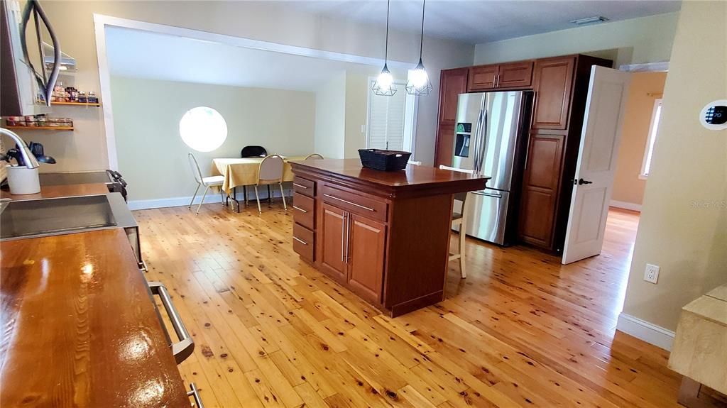 For Sale: $340,000 (2 beds, 2 baths, 1097 Square Feet)