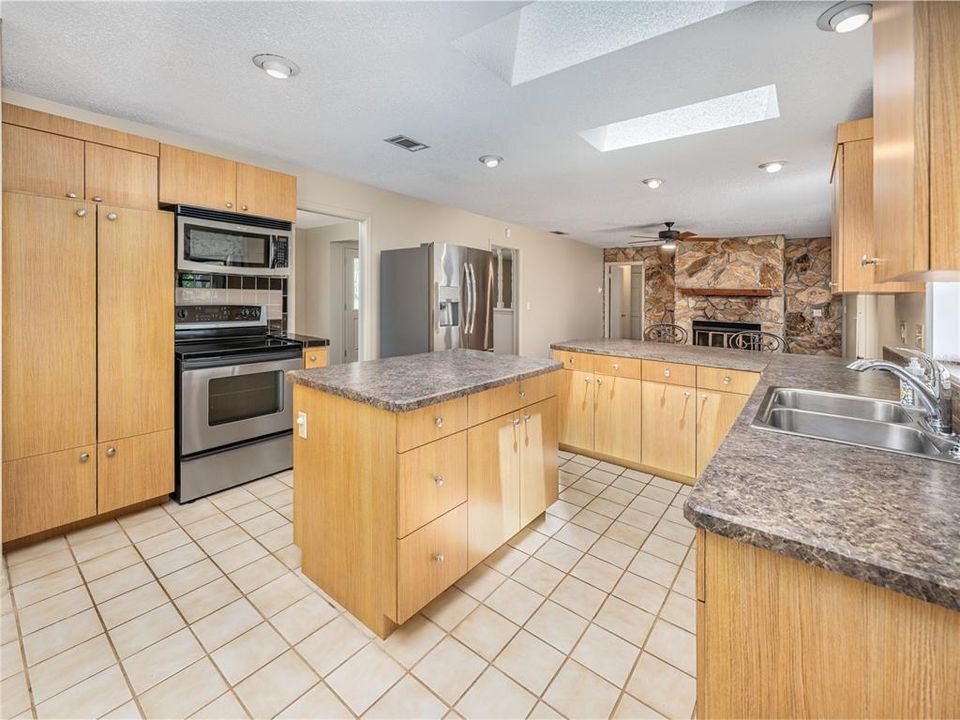 For Sale: $450,000 (3 beds, 2 baths, 1705 Square Feet)