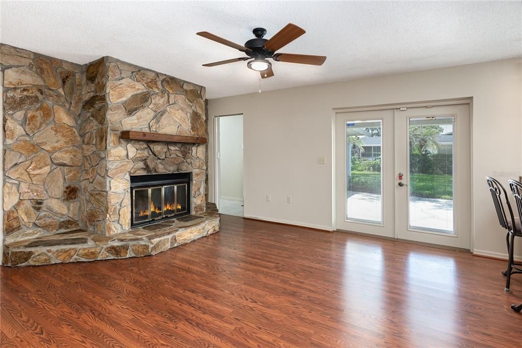 For Sale: $450,000 (3 beds, 2 baths, 1705 Square Feet)