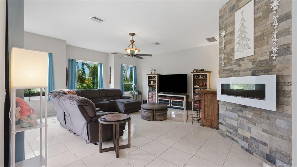 En Venta: $795,000 (4 camas, 3 baños, 3395 Pies cuadrados)