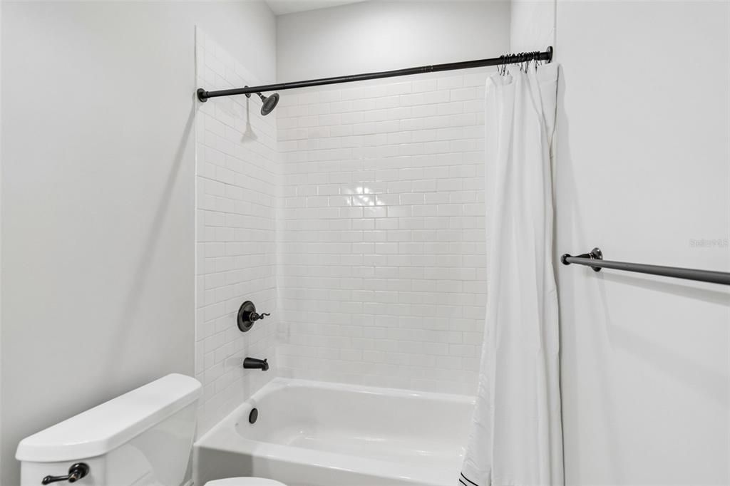 Activo con contrato: $1,175,000 (4 camas, 2 baños, 2986 Pies cuadrados)