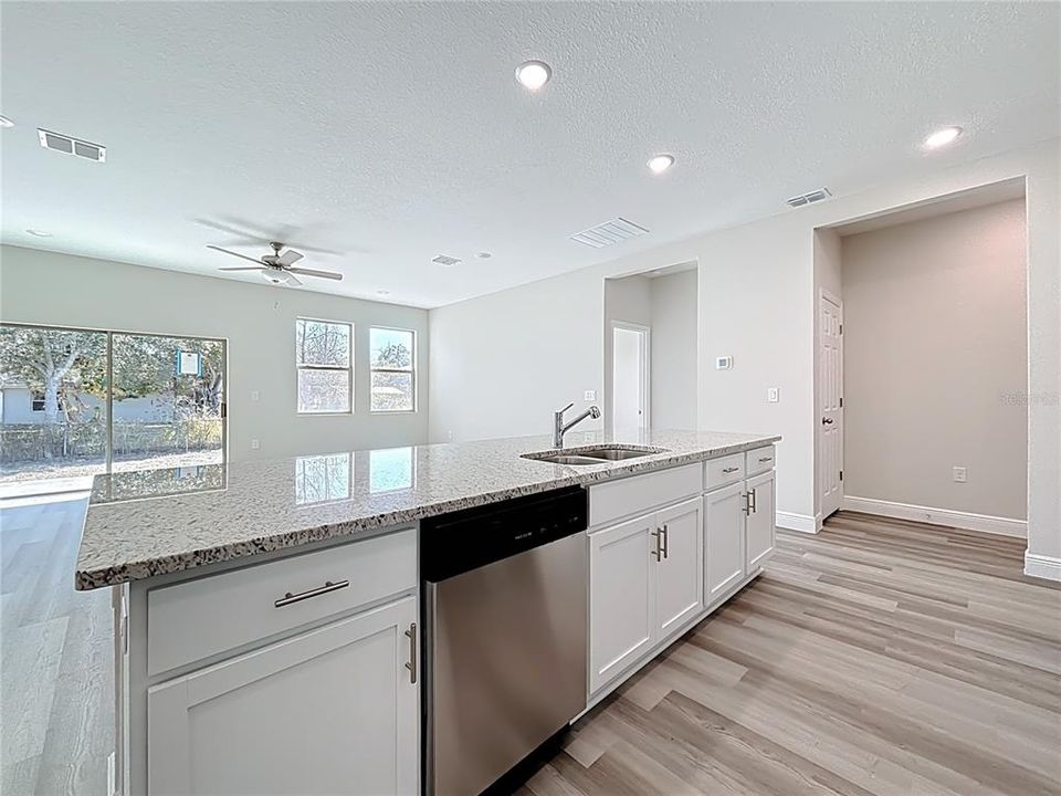 En Venta: $329,900 (4 camas, 2 baños, 1810 Pies cuadrados)