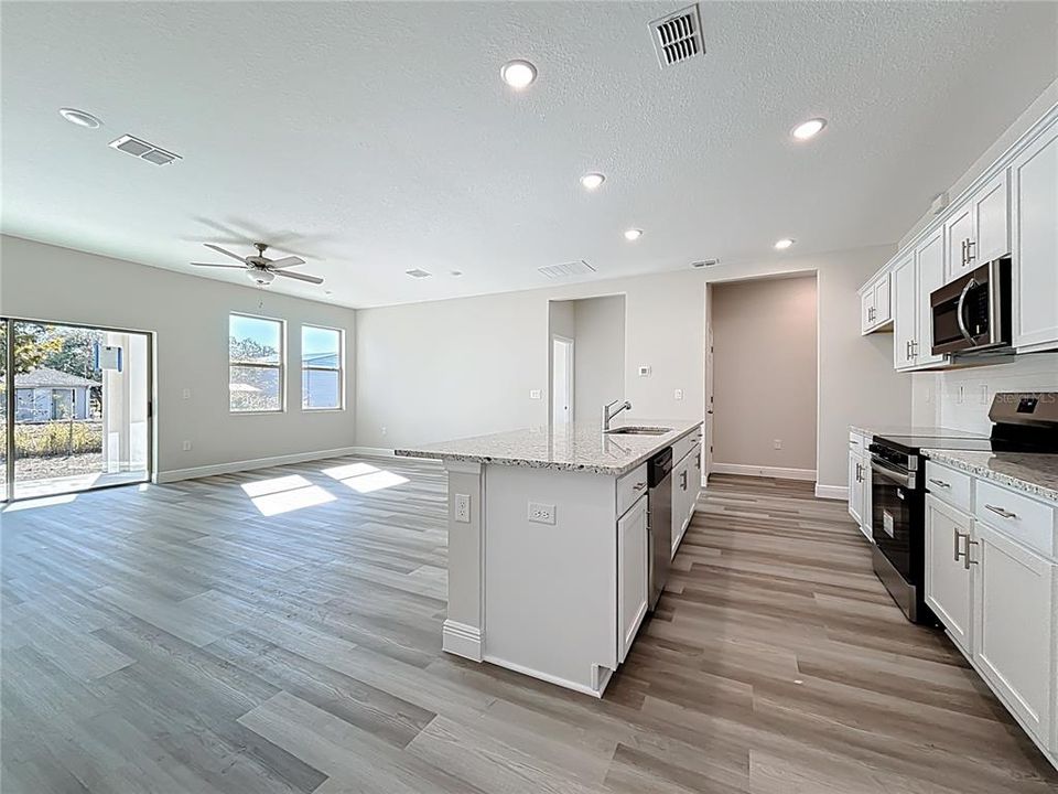 En Venta: $329,900 (4 camas, 2 baños, 1810 Pies cuadrados)