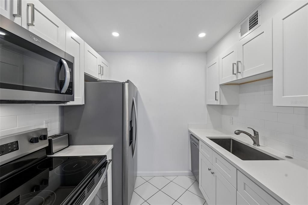 For Sale: $479,990 (2 beds, 2 baths, 864 Square Feet)