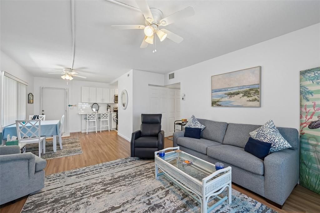 For Sale: $479,990 (2 beds, 2 baths, 864 Square Feet)