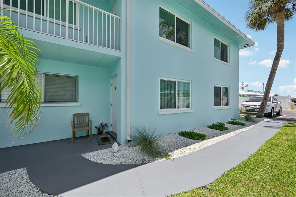 For Sale: $479,990 (2 beds, 2 baths, 864 Square Feet)