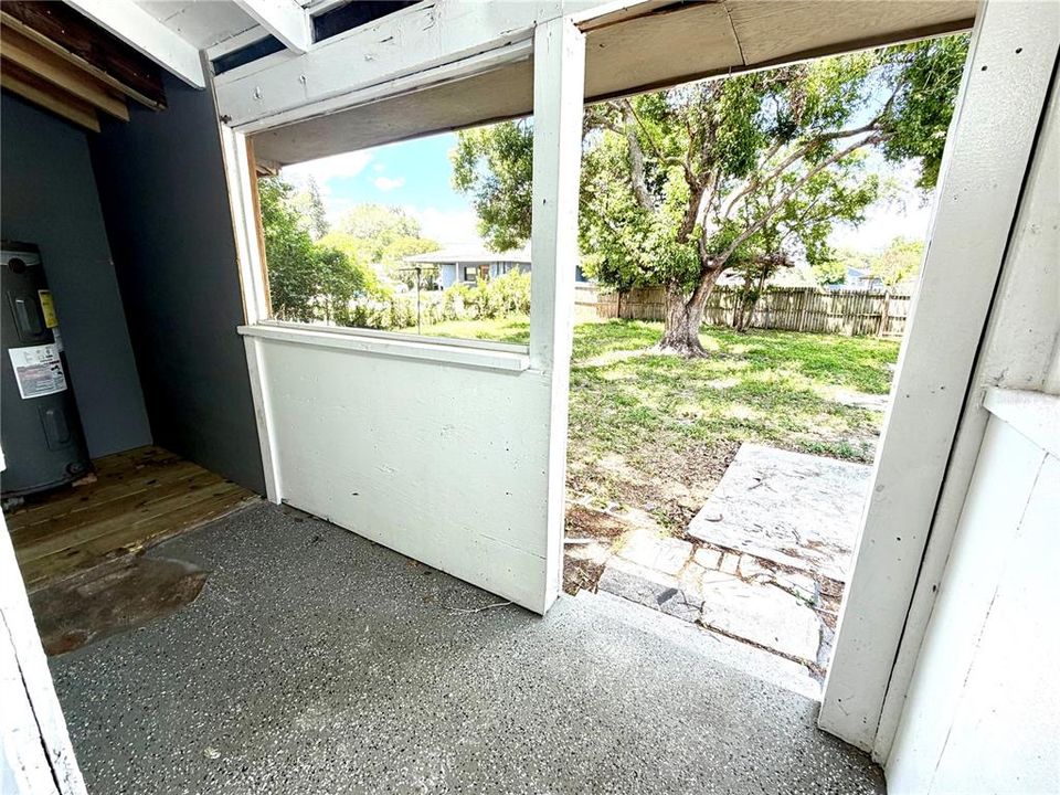 For Sale: $180,000 (2 beds, 1 baths, 896 Square Feet)