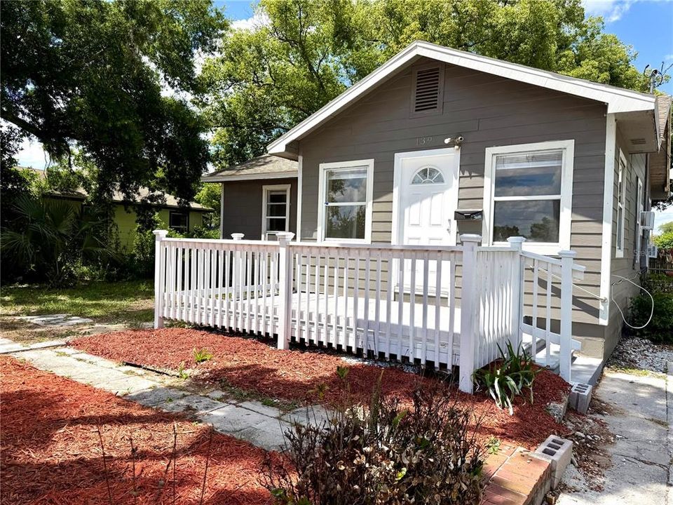 For Sale: $180,000 (2 beds, 1 baths, 896 Square Feet)