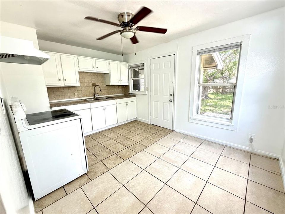 For Sale: $180,000 (2 beds, 1 baths, 896 Square Feet)