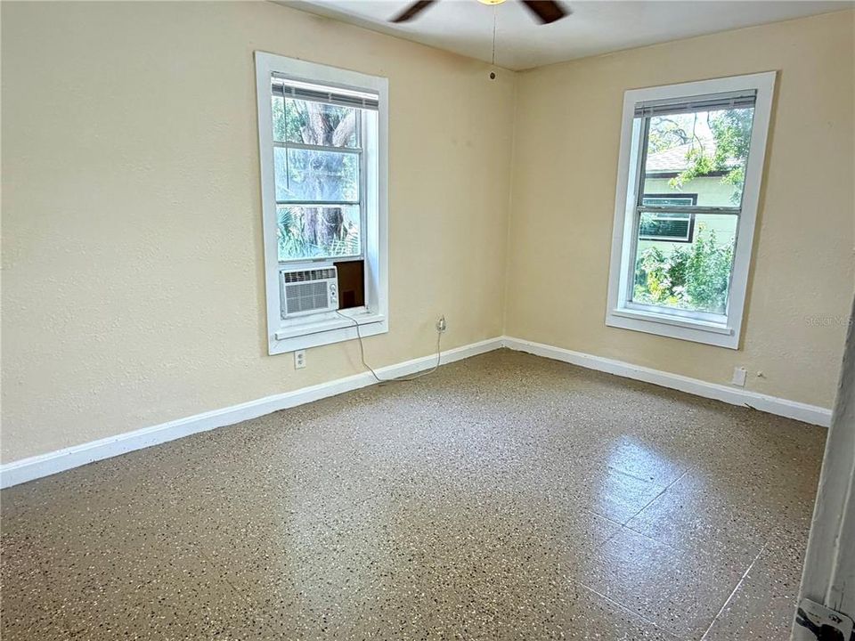 For Sale: $180,000 (2 beds, 1 baths, 896 Square Feet)