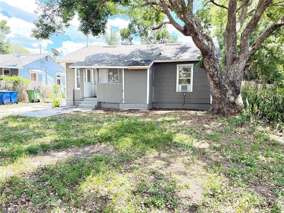 For Sale: $180,000 (2 beds, 1 baths, 896 Square Feet)