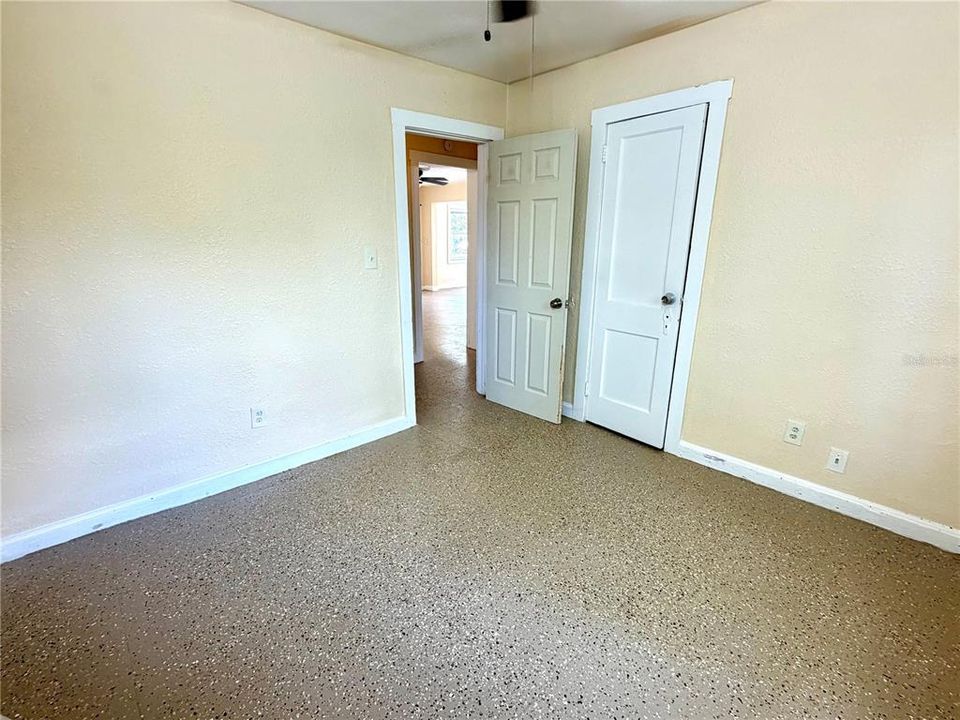 For Sale: $180,000 (2 beds, 1 baths, 896 Square Feet)
