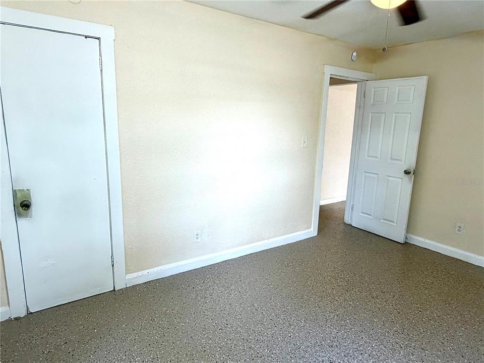 For Sale: $180,000 (2 beds, 1 baths, 896 Square Feet)