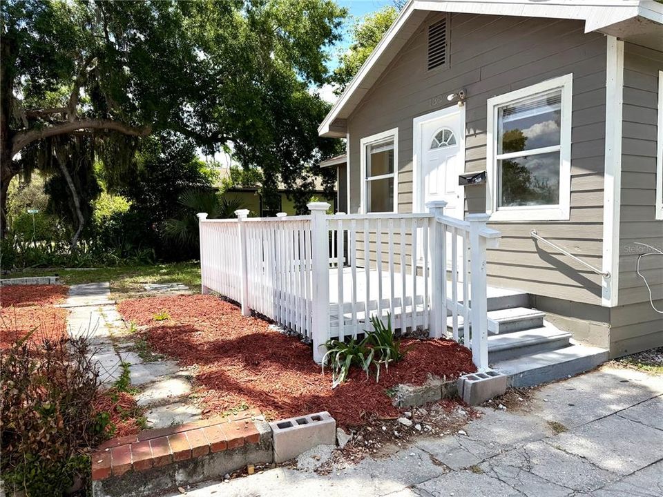 For Sale: $180,000 (2 beds, 1 baths, 896 Square Feet)
