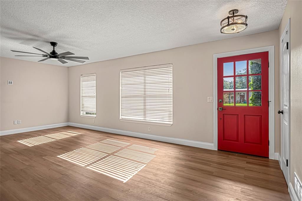 For Sale: $269,900 (3 beds, 2 baths, 1277 Square Feet)