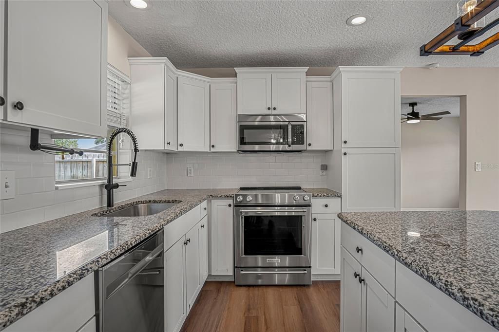 For Sale: $269,900 (3 beds, 2 baths, 1277 Square Feet)