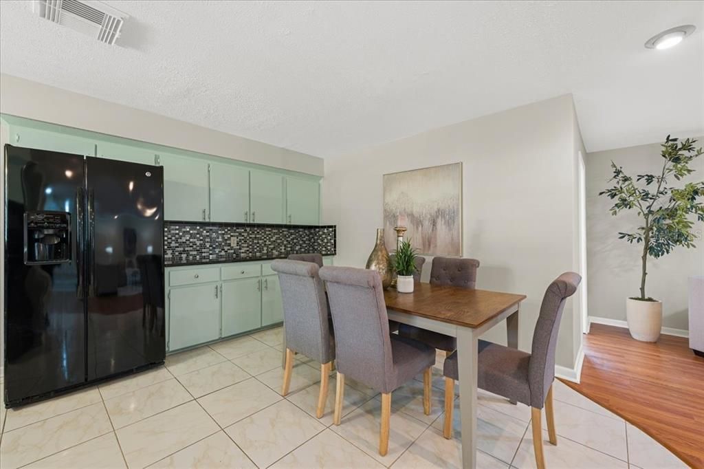 En Venta: $499,900 (4 camas, 2 baños, 1937 Pies cuadrados)