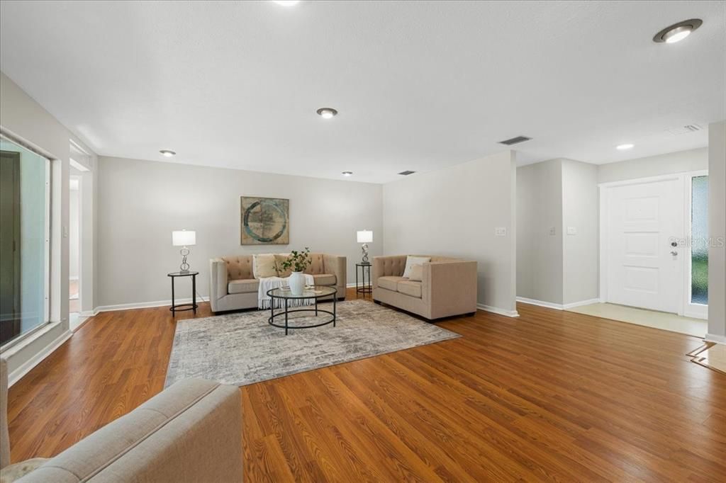 En Venta: $499,900 (4 camas, 2 baños, 1937 Pies cuadrados)