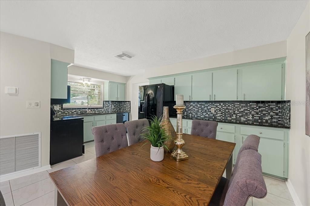 En Venta: $499,900 (4 camas, 2 baños, 1937 Pies cuadrados)