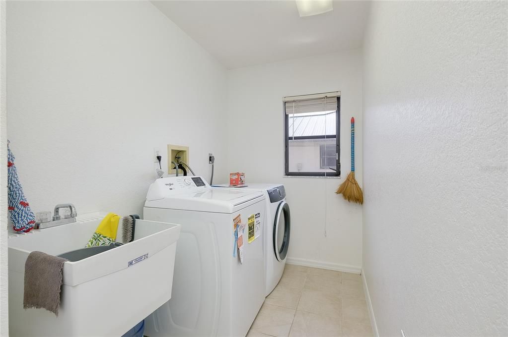 En Venta: $298,000 (3 camas, 2 baños, 1958 Pies cuadrados)
