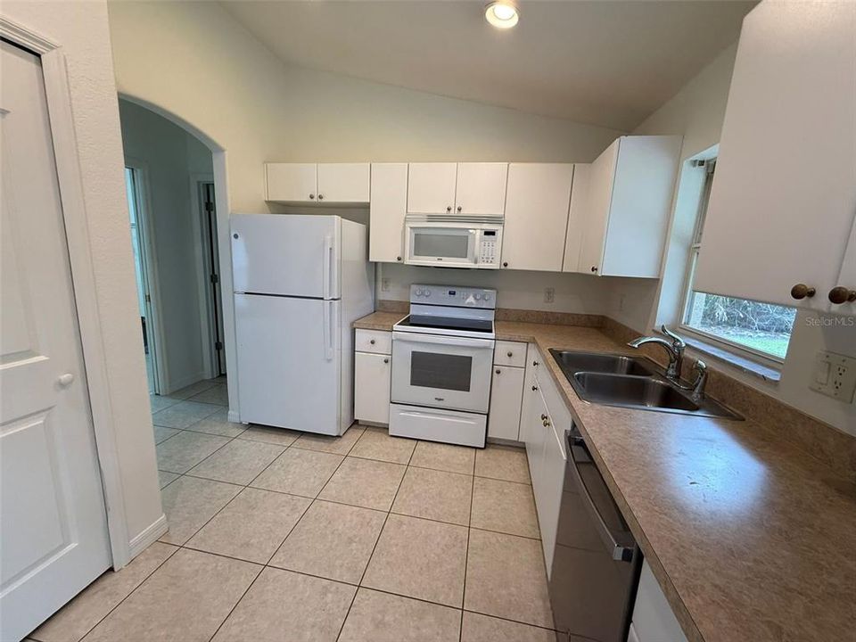 В аренду: $1,795 (3 спален, 2 ванн, 1241 Квадратных фут)