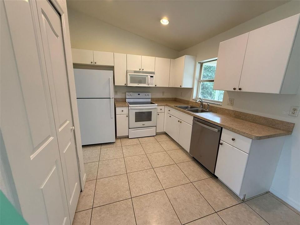 В аренду: $1,795 (3 спален, 2 ванн, 1241 Квадратных фут)