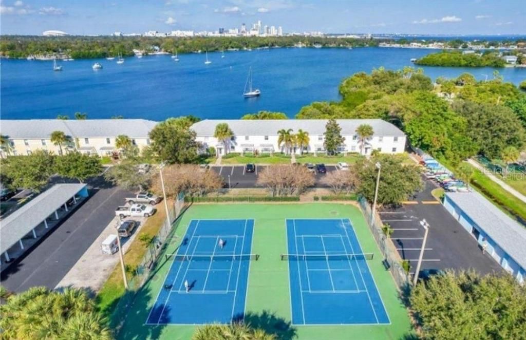 For Rent: $2,050 (2 beds, 1 baths, 720 Square Feet)